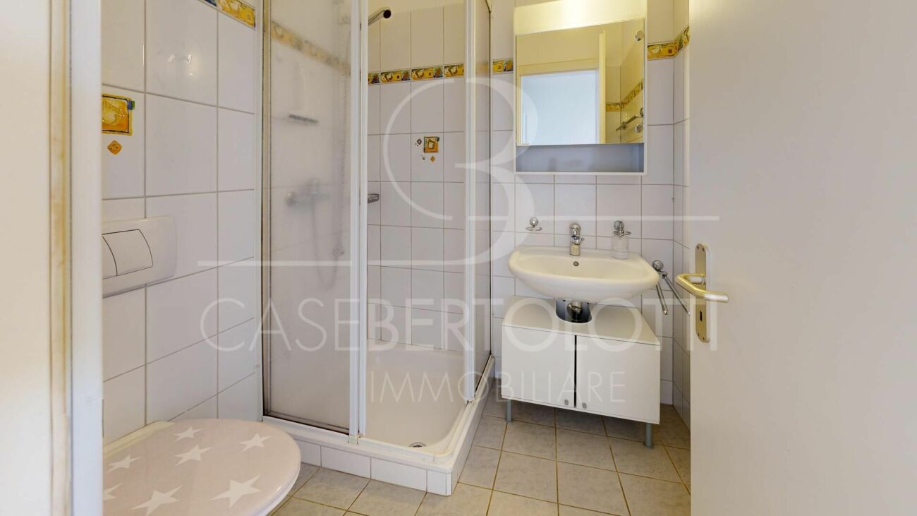 Sonnenverwöhnte Gartenwohnung mit Seesicht, Pool und Jacuzzi in Vairano