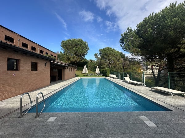 AMPIO APPARTAMENTO CON LOGGIATO VISTA LAGO E PISCINA