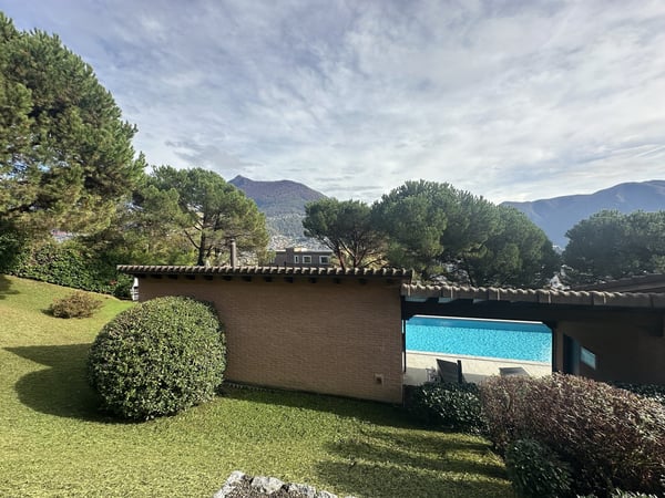 AMPIO APPARTAMENTO CON LOGGIATO VISTA LAGO E PISCINA 2