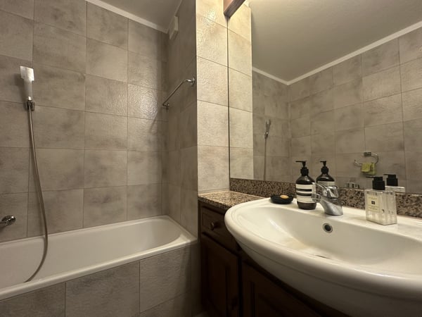 AMPIO APPARTAMENTO CON LOGGIATO VISTA LAGO E PISCINA 13