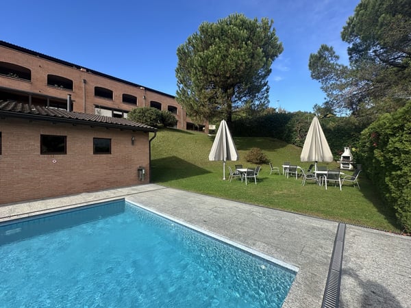 AMPIO APPARTAMENTO CON LOGGIATO VISTA LAGO E PISCINA 3