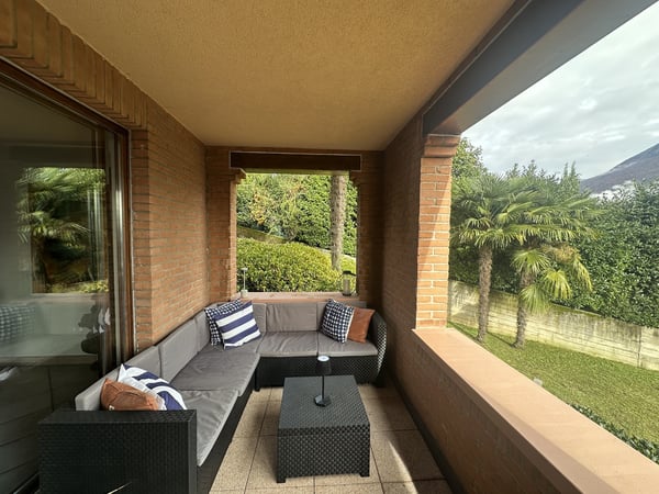 AMPIO APPARTAMENTO CON LOGGIATO VISTA LAGO E PISCINA 4