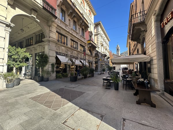 AFFITTASI PRESTIGIOSO APPARTAMENTO IN CENTRO CON VISTA LAGO 1