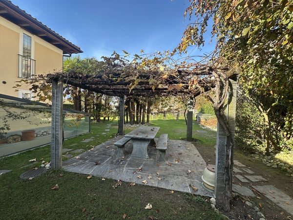 AFFITTASI  APPARTAMENTO ESCLSUIVO IN VILLA  CON GIARDINO 4