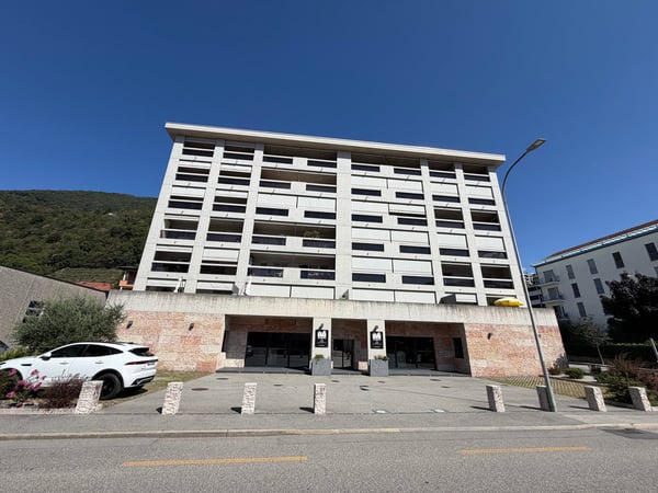 Affittasi ampio locale commerciale con 7 posteggi 1