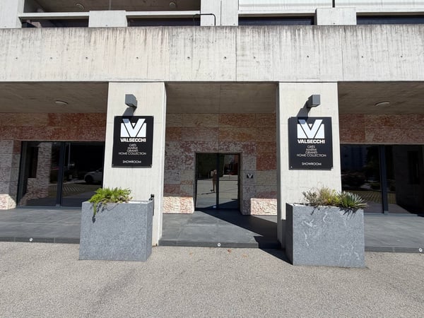 Affittasi ampio locale commerciale con 7 posteggi 2