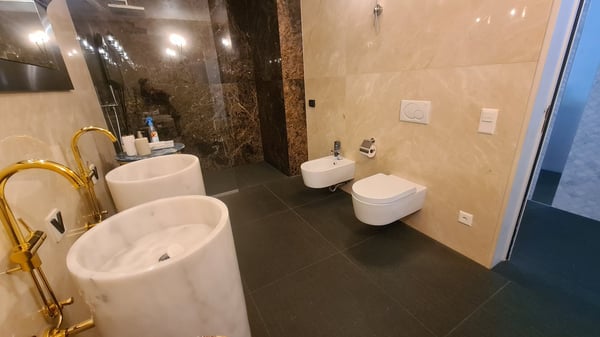 Affittasi ampio locale commerciale con …
