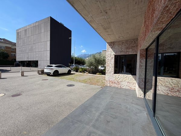 Affittasi ampio locale commerciale con 7 posteggi 18