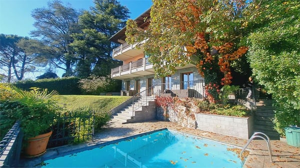 Villa con piscina a Massagno 1