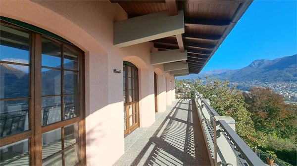 Villa con piscina a Massagno 11