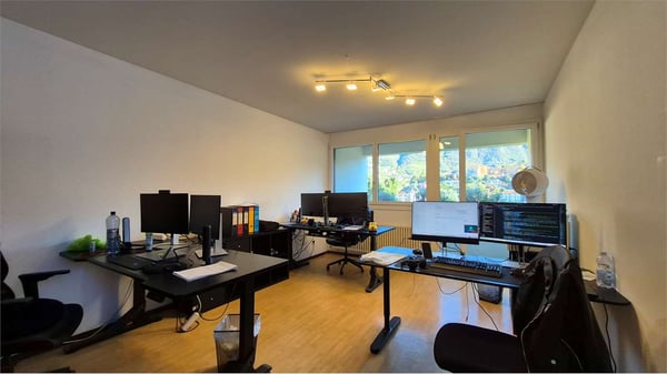 CERCHIAMO SUBENTRANTE - UFFICIO LUMINOSO IN CENTRO A CHIASSO 8