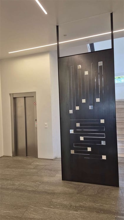 CERCHIAMO SUBENTRANTE - UFFICIO LUMINOSO IN CENTRO A CHIASSO 6