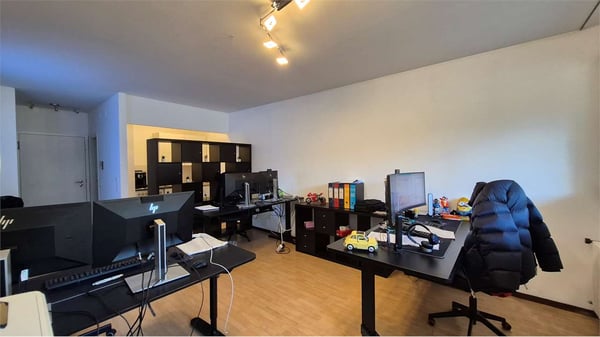 CERCHIAMO SUBENTRANTE - UFFICIO LUMINOSO IN CENTRO A CHIASSO 9