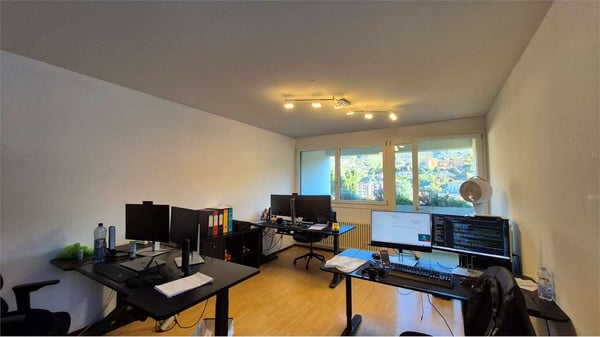 CERCHIAMO SUBENTRANTE - UFFICIO LUMINOSO IN CENTRO A CHIASSO 11