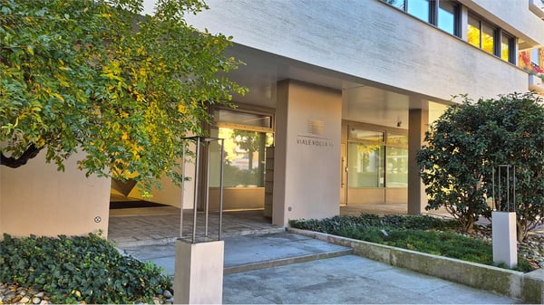 CERCHIAMO SUBENTRANTE - UFFICIO LUMINOSO IN CENTRO A CHIASSO 3