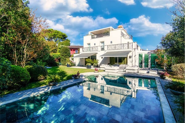 VILLA UNIFAMILIARE CON PISCINA 2