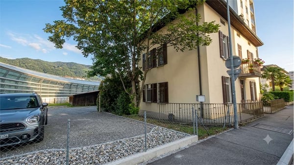 Casa indipendente con ampio giardino edificabile nel cuore di Chiasso 1