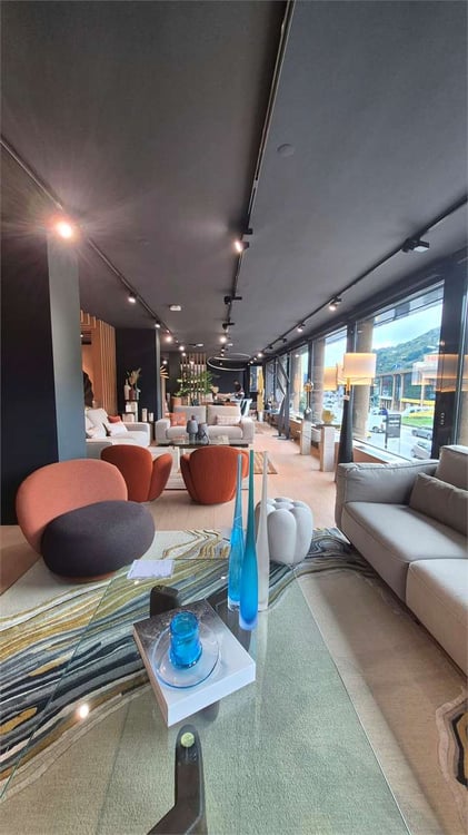 Ampio Showroom / Negozio con vetrina in affitto 6