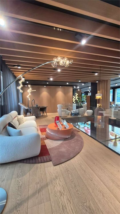 Ampio Showroom / Negozio con vetrina in affitto 7