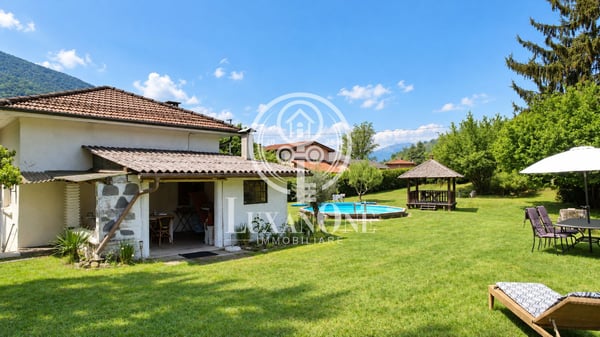 Charmantes Einfamilienhaus mit Pool und großem Grundstück 3