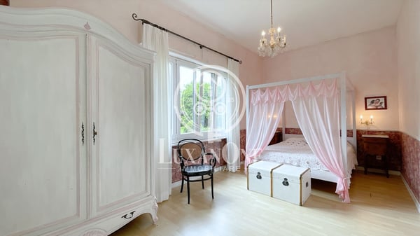 Charmantes Einfamilienhaus mit Pool und großem Grundstück 9