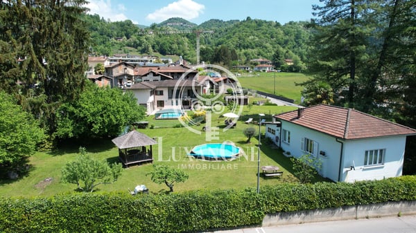 Charmantes Einfamilienhaus mit Pool und großem Grundstück 2