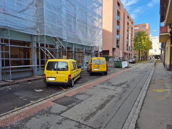 Spazio commerciale con vetrina in zona centrale 4