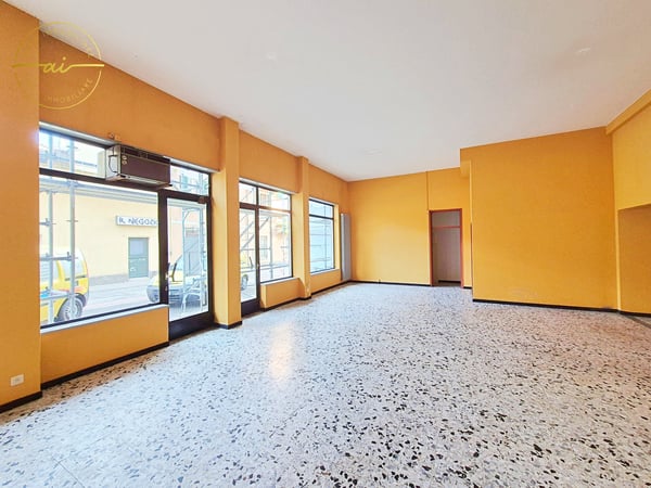 Spazio commerciale con vetrina in zona centrale 1