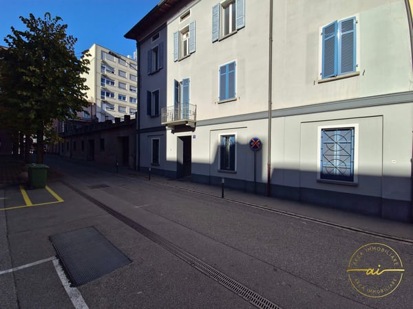 SPAZIO COMMERCIALE AL PIANO TERRA IN CENTRO A CHIASSO 1