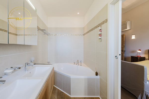 PRESTIGIOSO EDIFICIO STORICO CON TRE UNITÀ ABITATIVE INDIPENDENTI NEL CUORE DI VICO MORCOTE 6