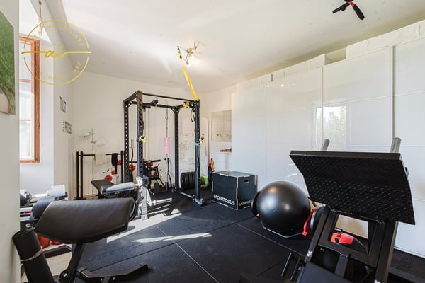 PRESTIGIOSO EDIFICIO STORICO CON TRE UNITÀ ABITATIVE INDIPENDENTI NEL CUORE DI VICO MORCOTE 20