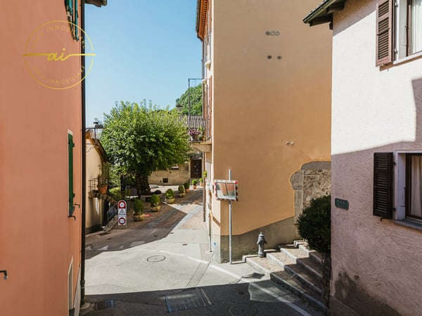 PRESTIGIOSO EDIFICIO STORICO CON TRE UNITÀ ABITATIVE INDIPENDENTI NEL CUORE DI VICO MORCOTE 30