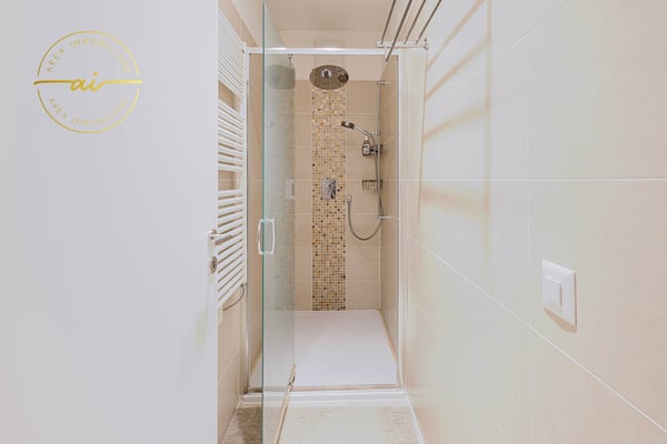 PRESTIGIOSO EDIFICIO STORICO CON TRE UNITÀ ABITATIVE INDIPENDENTI NEL CUORE DI VICO MORCOTE 18