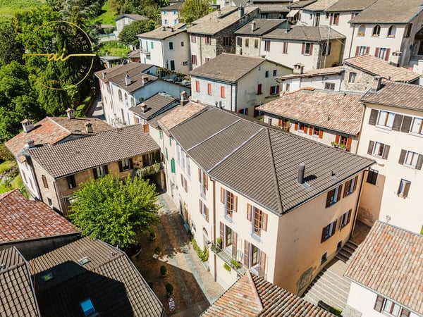 PRESTIGIOSO EDIFICIO STORICO CON TRE UNITÀ ABITATIVE INDIPENDENTI NEL CUORE DI VICO MORCOTE 34
