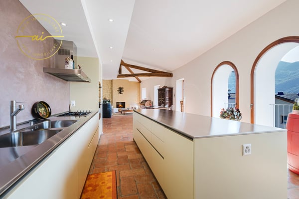 PRESTIGIOSO EDIFICIO STORICO CON TRE UNITÀ ABITATIVE INDIPENDENTI NEL CUORE DI VICO MORCOTE 15