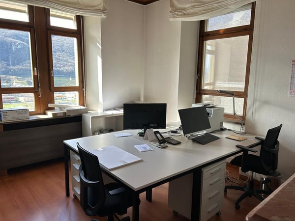 ELEGANTI UFFICI ARREDATI CON POSTEGGI INCLUSI A MENDRISIO 1