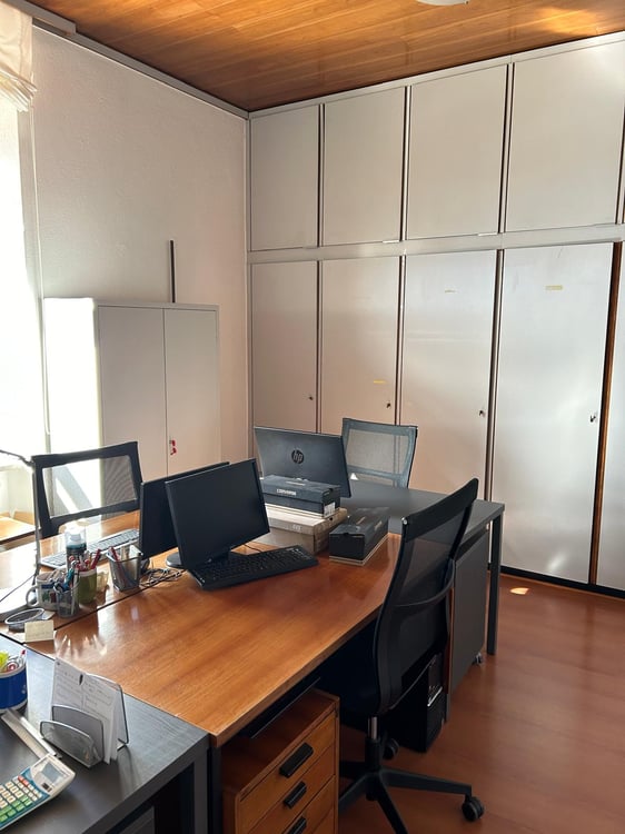 ELEGANTI UFFICI ARREDATI CON POSTEGGI INCLUSI A MENDRISIO 7