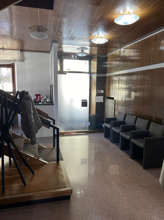 ELEGANTI UFFICI ARREDATI CON POSTEGGI INCLUSI A MENDRISIO 5