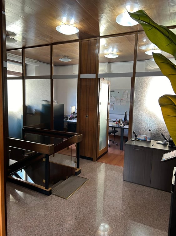 ELEGANTI UFFICI ARREDATI CON POSTEGGI INCLUSI A MENDRISIO 11