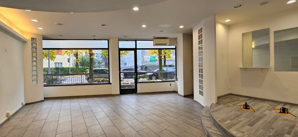 Spazio commerciale con vetrina in centro a Chiasso 3