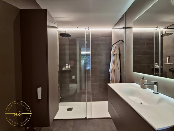 RAFFINATO APPARTAMENTO DI 1.5 LOCALI CON TERRAZZA E VISTA LAGO PARZIALE A PARADISO 19