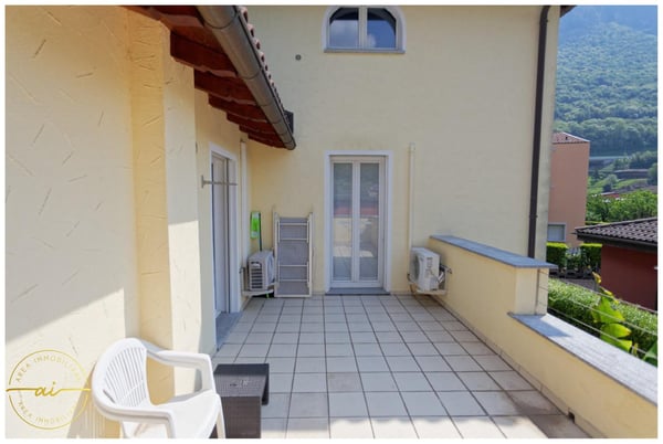 Elegante villa unifamiliare con piscina e ampio giardino a Riva San Vitale 11