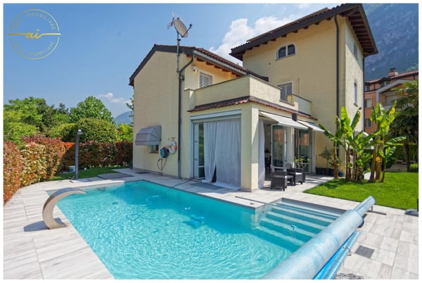 Elegante villa unifamiliare con piscina e ampio giardino a Riva San Vitale 1