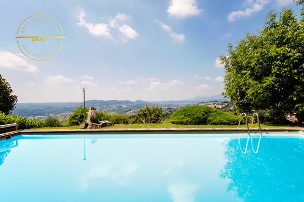 PRESTIGIOSA VILLA BIFAMILIARE CON PISCINA E AMPI SPAZI – OPPORTUNITÀ UNICA 1