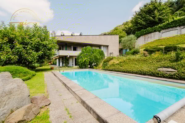 PRESTIGIOSA VILLA BIFAMILIARE CON PISCINA E AMPI SPAZI – OPPORTUNITÀ UNICA 2