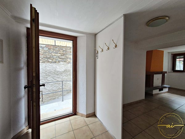 Casa plurifamiliare storica con 3 appartamenti a Rivera 3