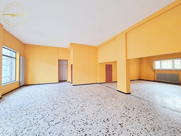 Spazio commerciale con vetrina in zona centrale 2