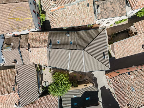 PRESTIGIOSO EDIFICIO STORICO CON TRE UNITÀ ABITATIVE INDIPENDENTI NEL CUORE DI VICO MORCOTE 28