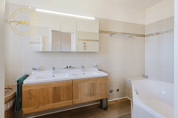 PRESTIGIOSO EDIFICIO STORICO CON TRE UNITÀ ABITATIVE INDIPENDENTI NEL CUORE DI VICO MORCOTE 5