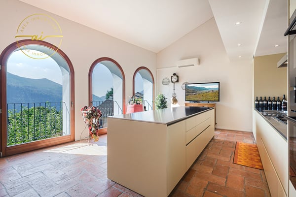 PRESTIGIOSO EDIFICIO STORICO CON TRE UNITÀ ABITATIVE INDIPENDENTI NEL CUORE DI VICO MORCOTE 9